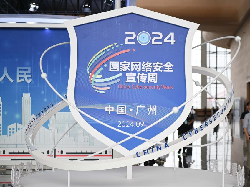 习近平等为受表彰的全国“两优一先”代表颁奖