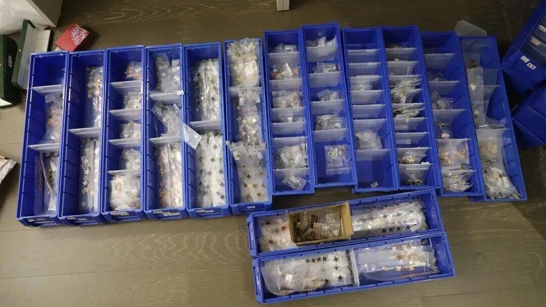 老头乐冲卡上高速逆行遇车祸